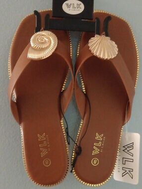 Brown Women's Shell-Accent Flip Flops